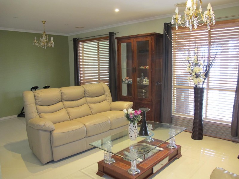 42 Heysen Parkway, Caroline Springs VIC 3023