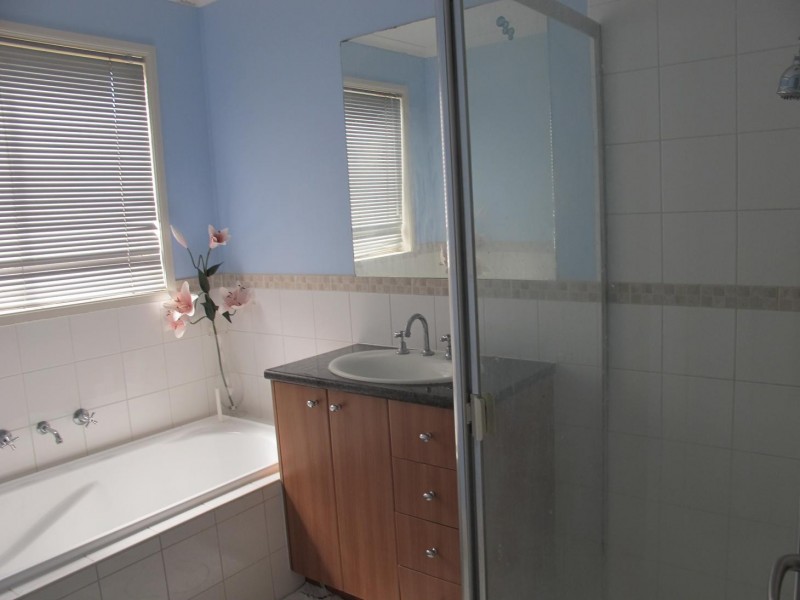 42 Heysen Parkway, Caroline Springs VIC 3023