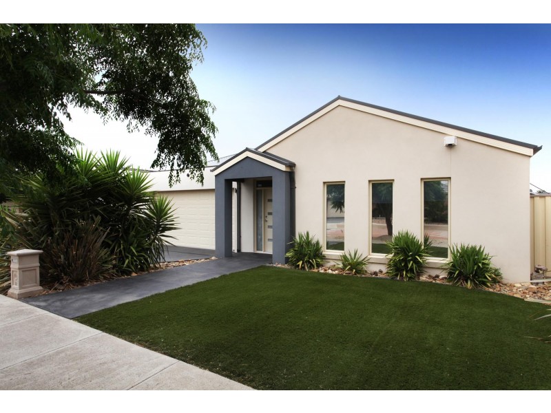 12 Garnet Way, Taylors Hill VIC 3037