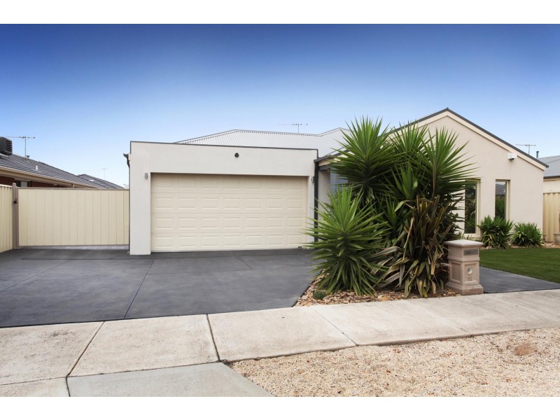 12 Garnet Way, Taylors Hill VIC 3037