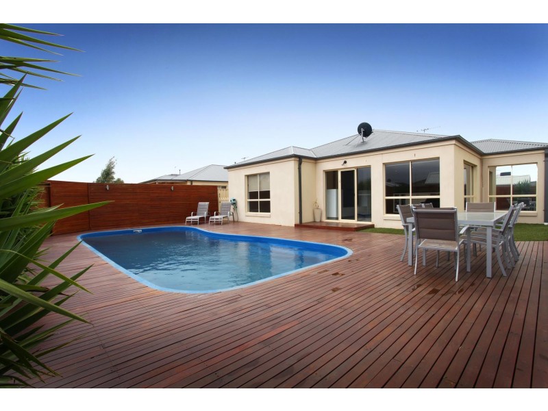 12 Garnet Way, Taylors Hill VIC 3037