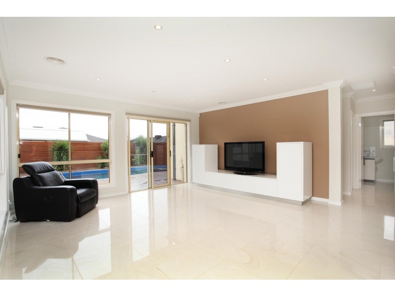 12 Garnet Way, Taylors Hill VIC 3037