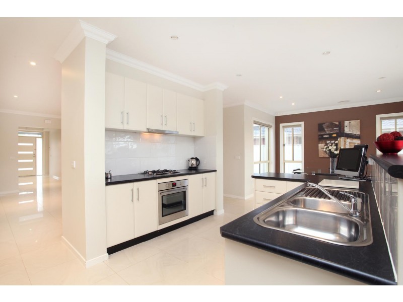 12 Garnet Way, Taylors Hill VIC 3037