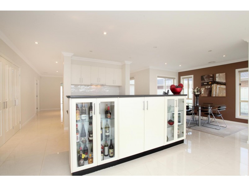 12 Garnet Way, Taylors Hill VIC 3037