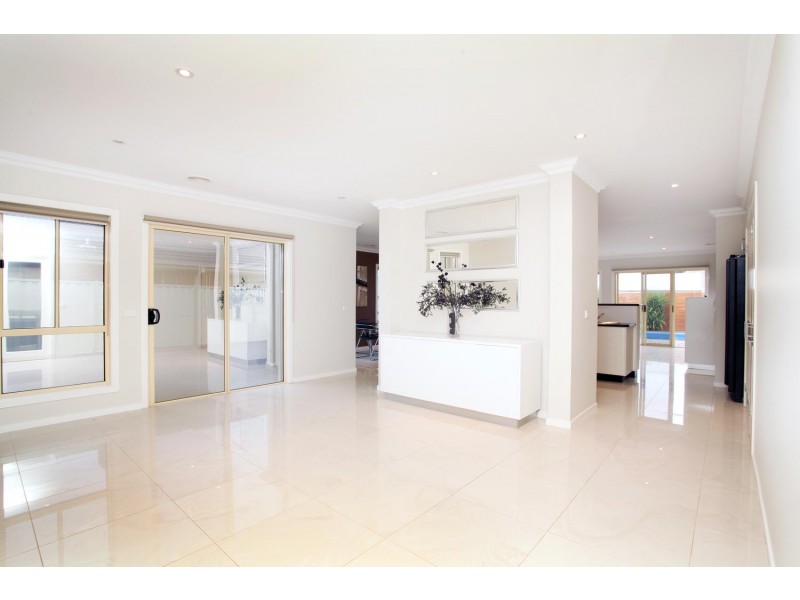 12 Garnet Way, Taylors Hill VIC 3037