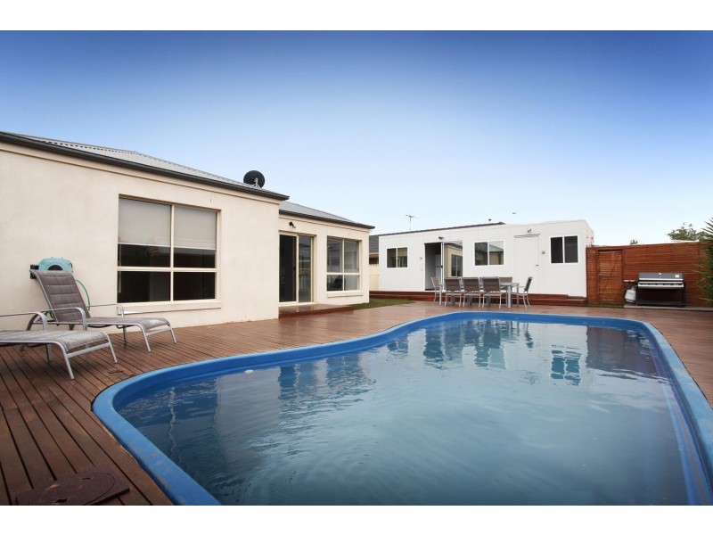 12 Garnet Way, Taylors Hill VIC 3037