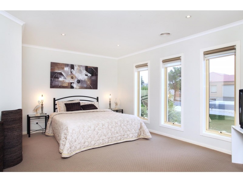 12 Garnet Way, Taylors Hill VIC 3037