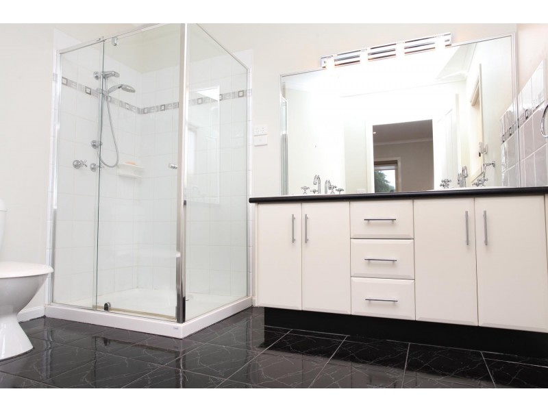 12 Garnet Way, Taylors Hill VIC 3037