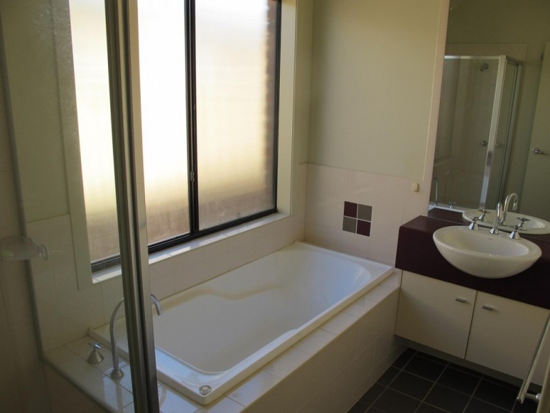 5 Kings Domain, Caroline Springs VIC 3023