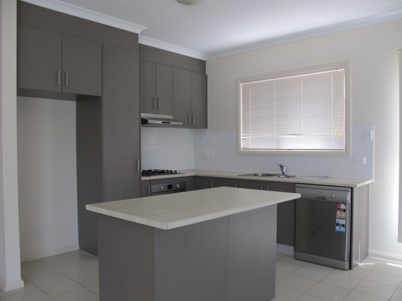 25 Kunuka Circuit, Caroline Springs VIC 3023