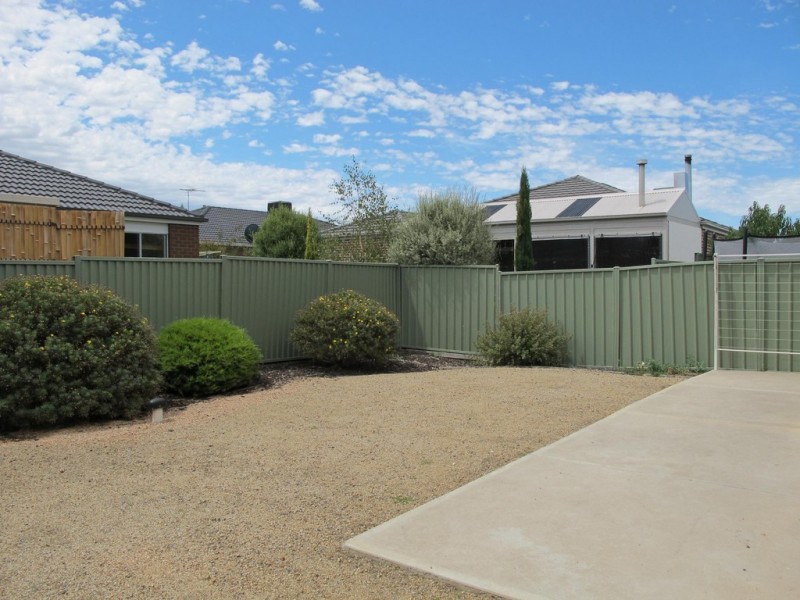25 Kunuka Circuit, Caroline Springs VIC 3023