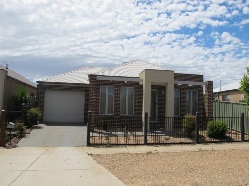 25 Kunuka Circuit, Caroline Springs VIC 3023