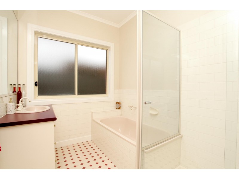 12 Buvelot Cres, Caroline Springs VIC 3023