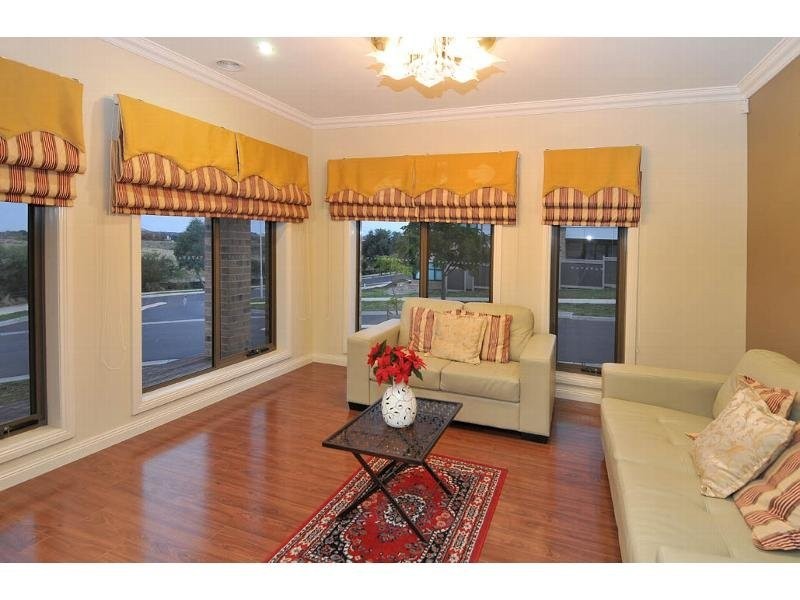 74 Kororoit Approach, Caroline Springs VIC 3023