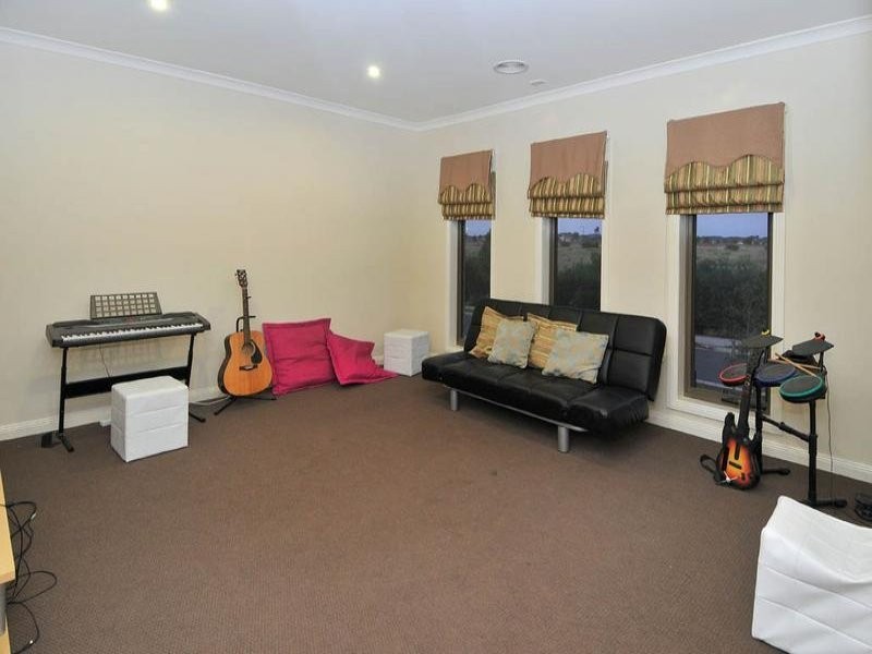 74 Kororoit Approach, Caroline Springs VIC 3023