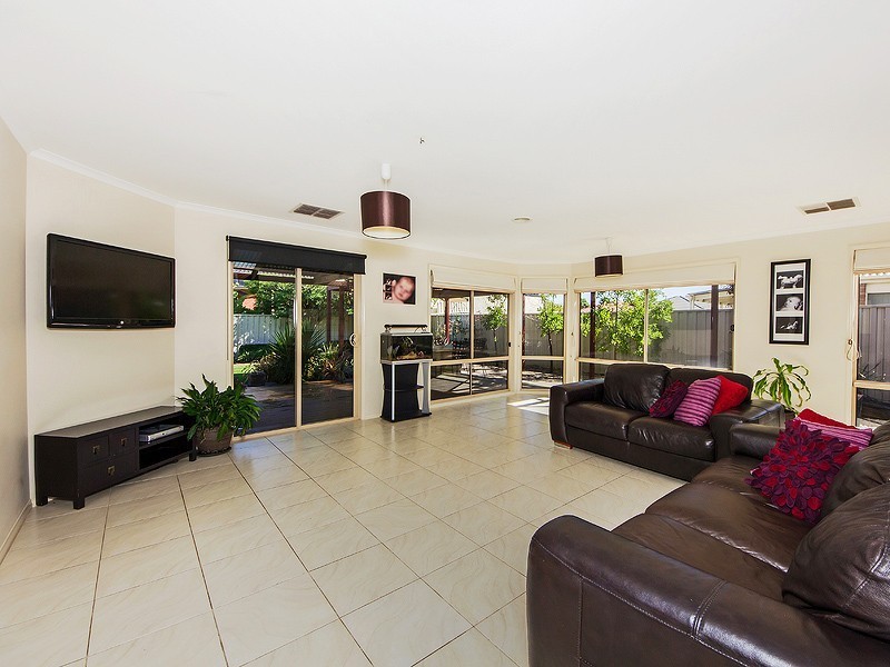 23 Glenelg Blvd, Taylors Hill VIC 3037