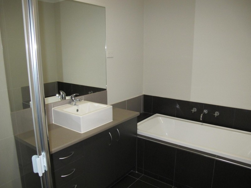 3 Meyers Lane, Caroline Springs VIC 3023