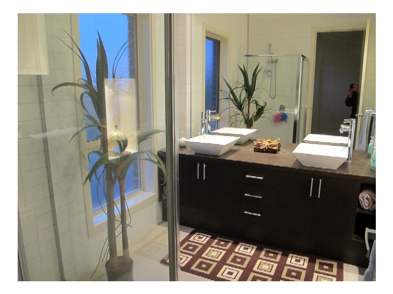 4 Anna Maree Pl, Caroline Springs VIC 3023