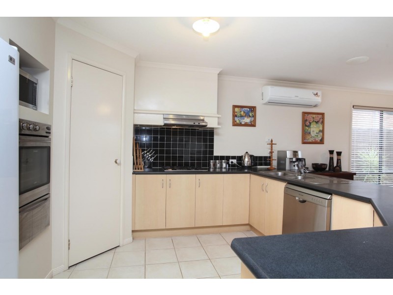 14 Naracoorte Dve, Caroline Springs VIC 3023