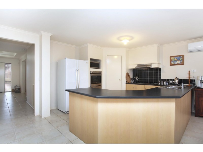 14 Naracoorte Dve, Caroline Springs VIC 3023