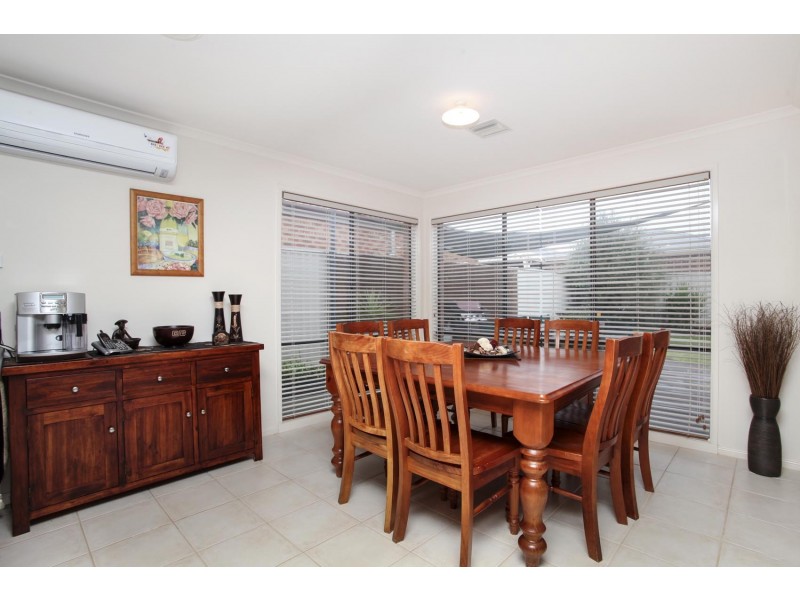 14 Naracoorte Dve, Caroline Springs VIC 3023