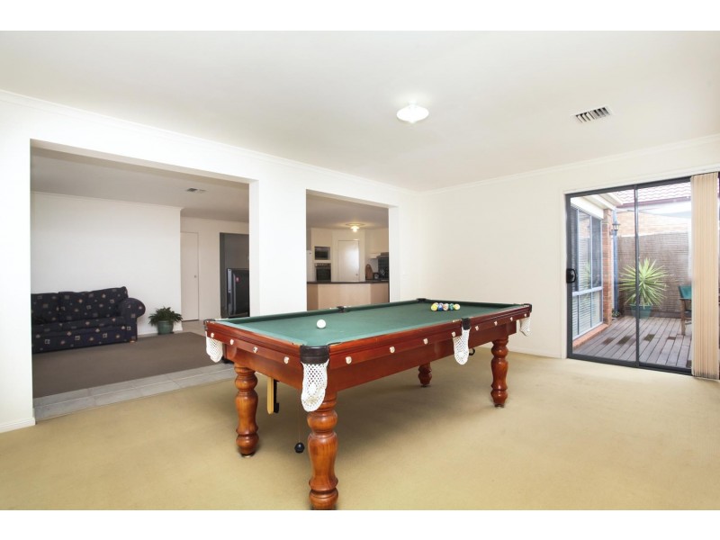 14 Naracoorte Dve, Caroline Springs VIC 3023