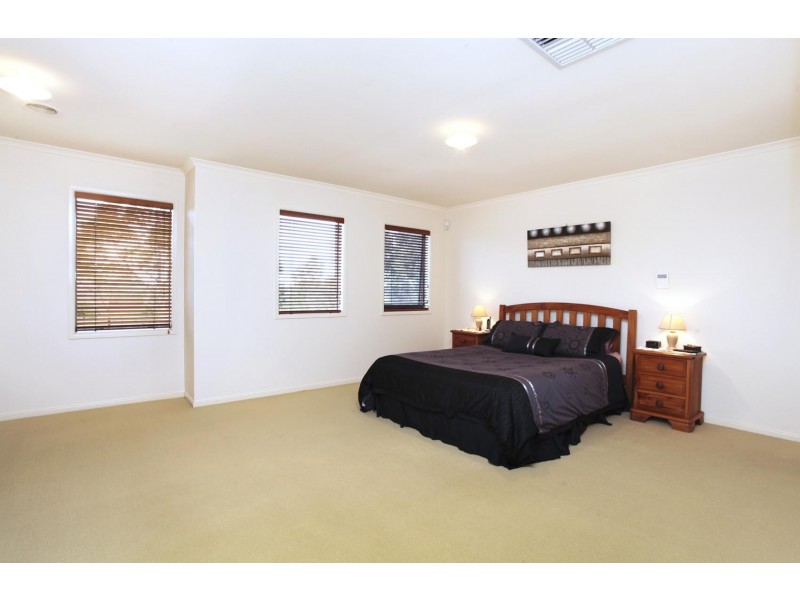 14 Naracoorte Dve, Caroline Springs VIC 3023