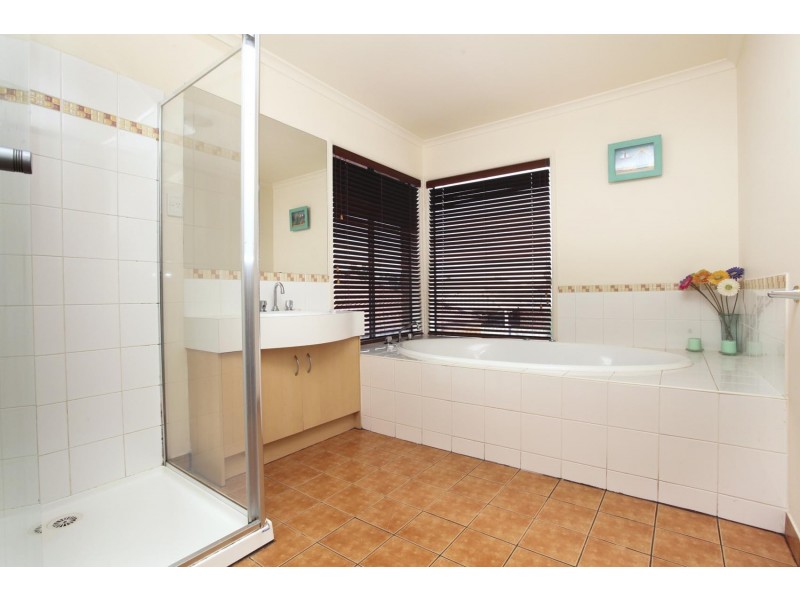 14 Naracoorte Dve, Caroline Springs VIC 3023