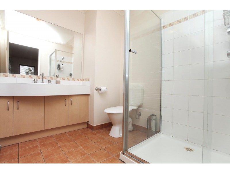 14 Naracoorte Dve, Caroline Springs VIC 3023