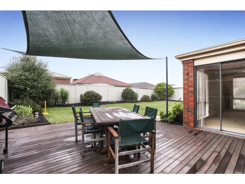 14 Naracoorte Dve, Caroline Springs VIC 3023
