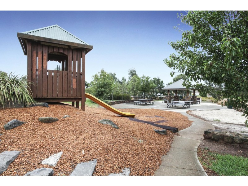 14 Naracoorte Dve, Caroline Springs VIC 3023