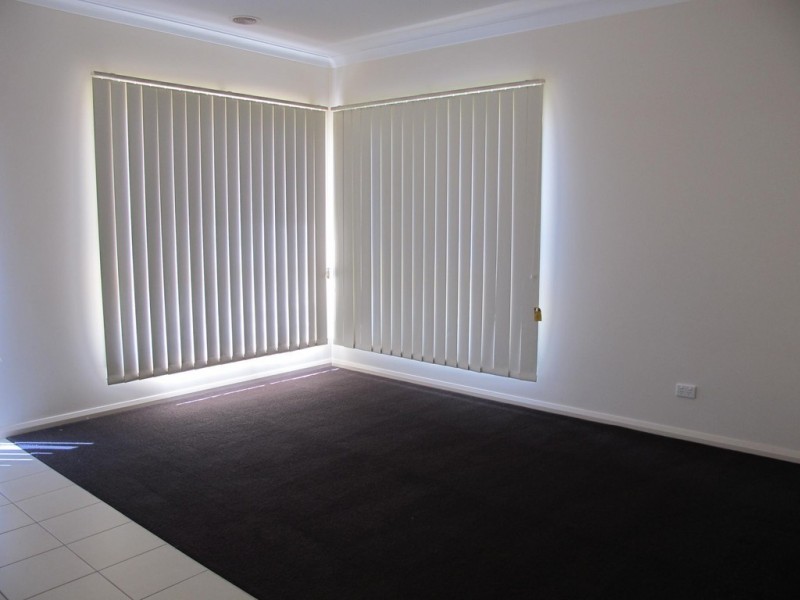 25 Kunuka Circuit, Caroline Springs VIC 3023