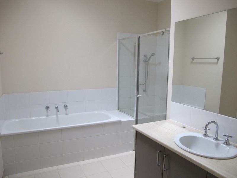 25 Kunuka Circuit, Caroline Springs VIC 3023