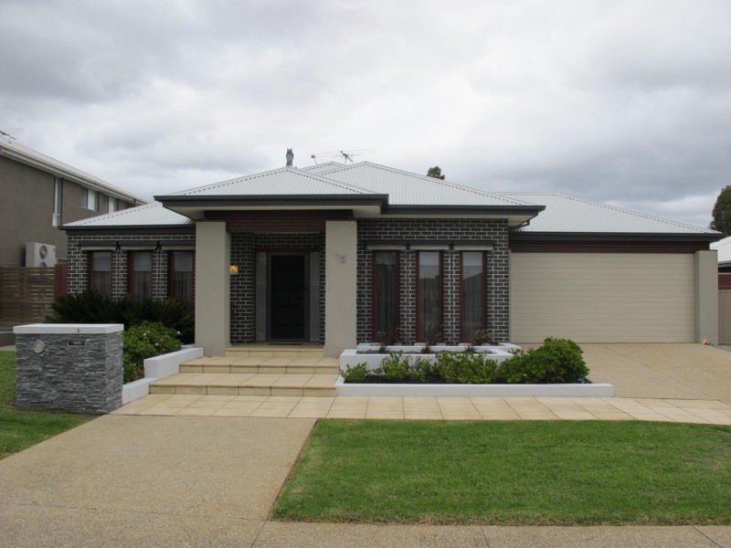 15 Drummond Street, Caroline Springs VIC 3023