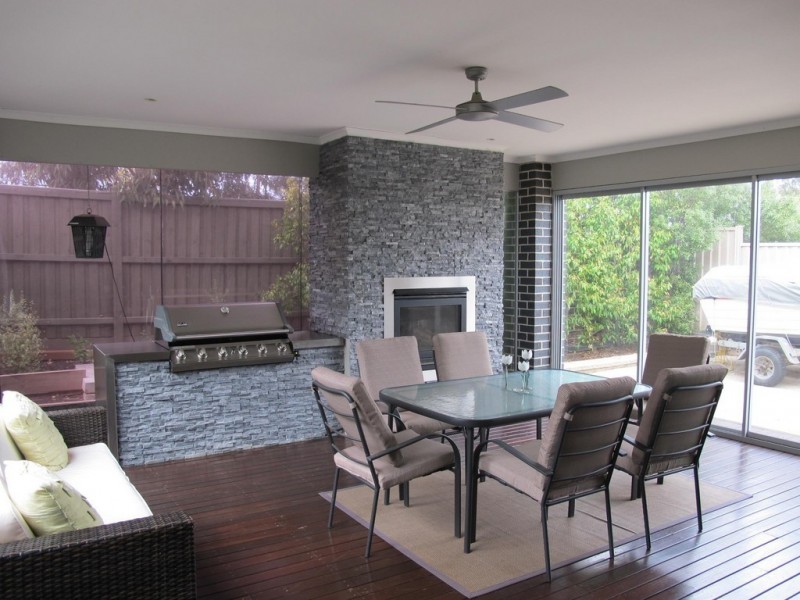 15 Drummond Street, Caroline Springs VIC 3023