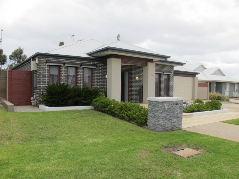 15 Drummond Street, Caroline Springs VIC 3023