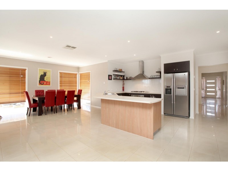 7 Moray Close, Taylors Hill VIC 3037