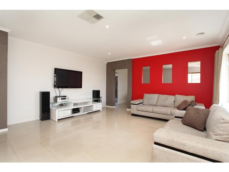 7 Moray Close, Taylors Hill VIC 3037