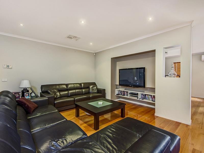 8 Kooyong Crt, Taylors Hill VIC 3037