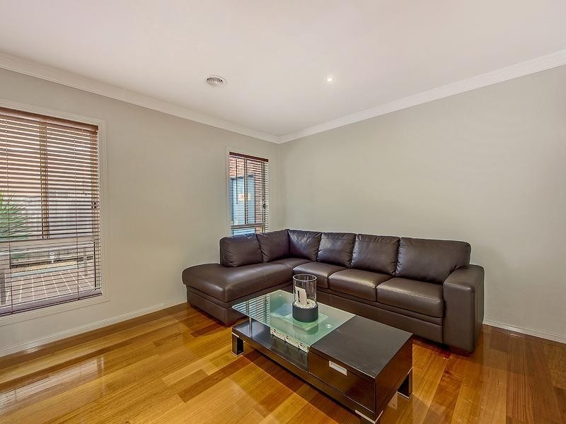 8 Kooyong Crt, Taylors Hill VIC 3037