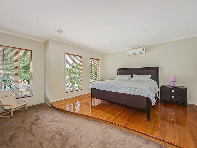 8 Kooyong Crt, Taylors Hill VIC 3037