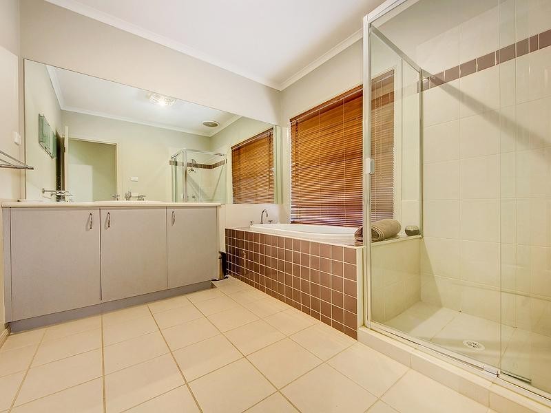 8 Kooyong Crt, Taylors Hill VIC 3037