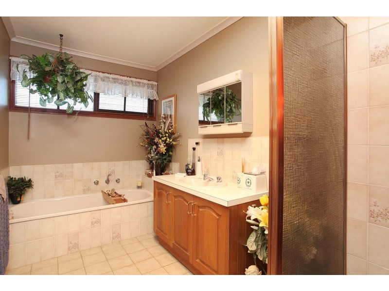 11 Gloaming Ride, Kurunjang VIC 3337