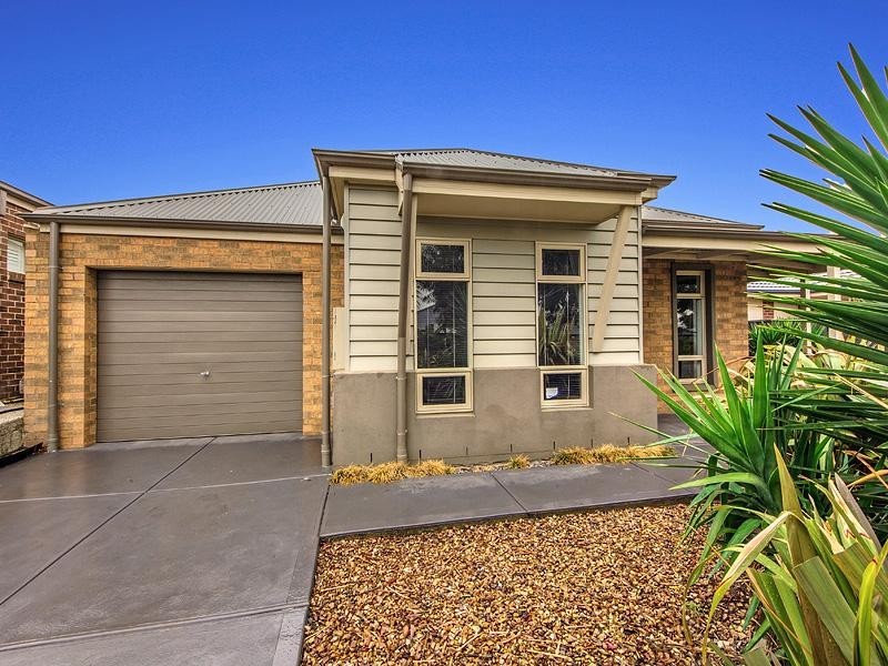 39 Pro Hart Way, Caroline Springs VIC 3023