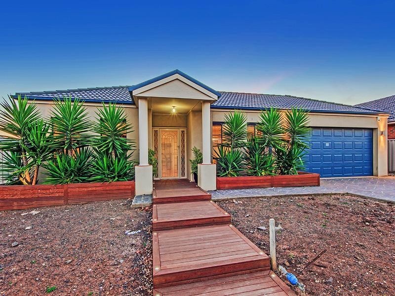 9 Barringo Way, Caroline Springs VIC 3023