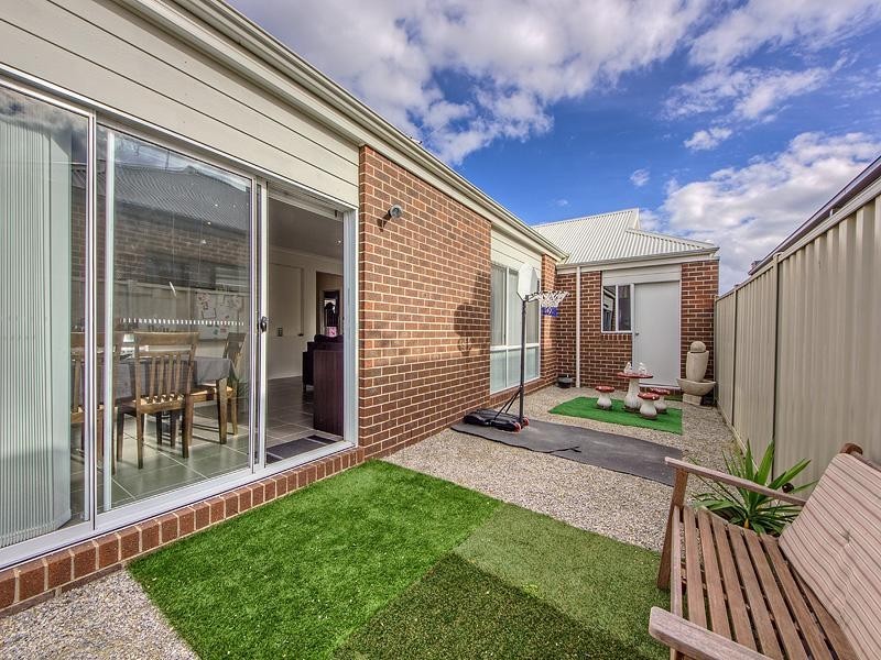 12 Etheridge Rise, Caroline Springs VIC 3023