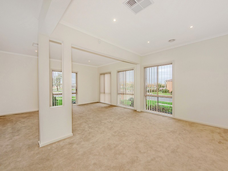 37 Amberlea Cct, Taylors Hill VIC 3037