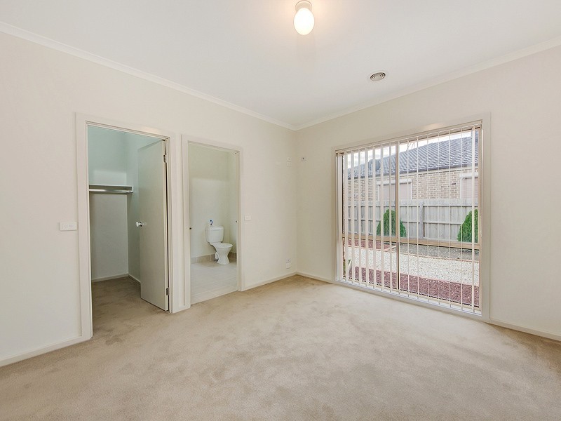 37 Amberlea Cct, Taylors Hill VIC 3037