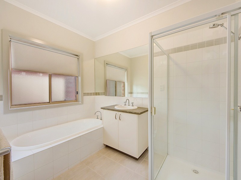 37 Amberlea Cct, Taylors Hill VIC 3037