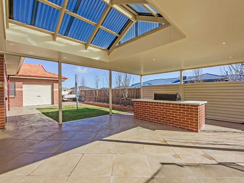 19 Kirribilli Blvd, Taylors Hill VIC 3037